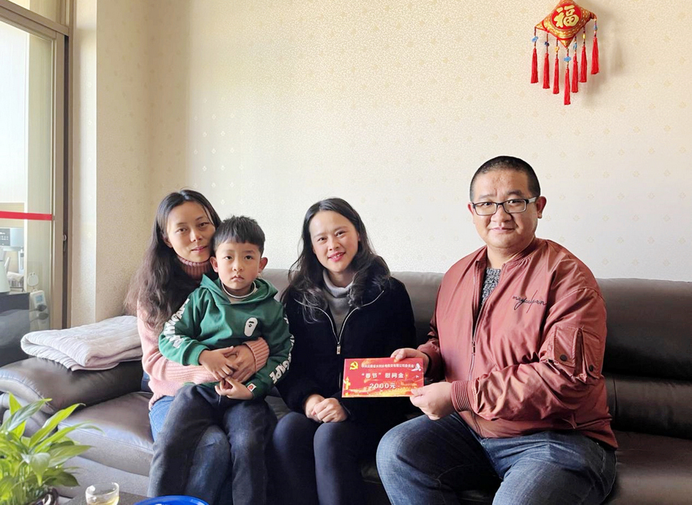 周蕾总监慰问 - 小.jpg